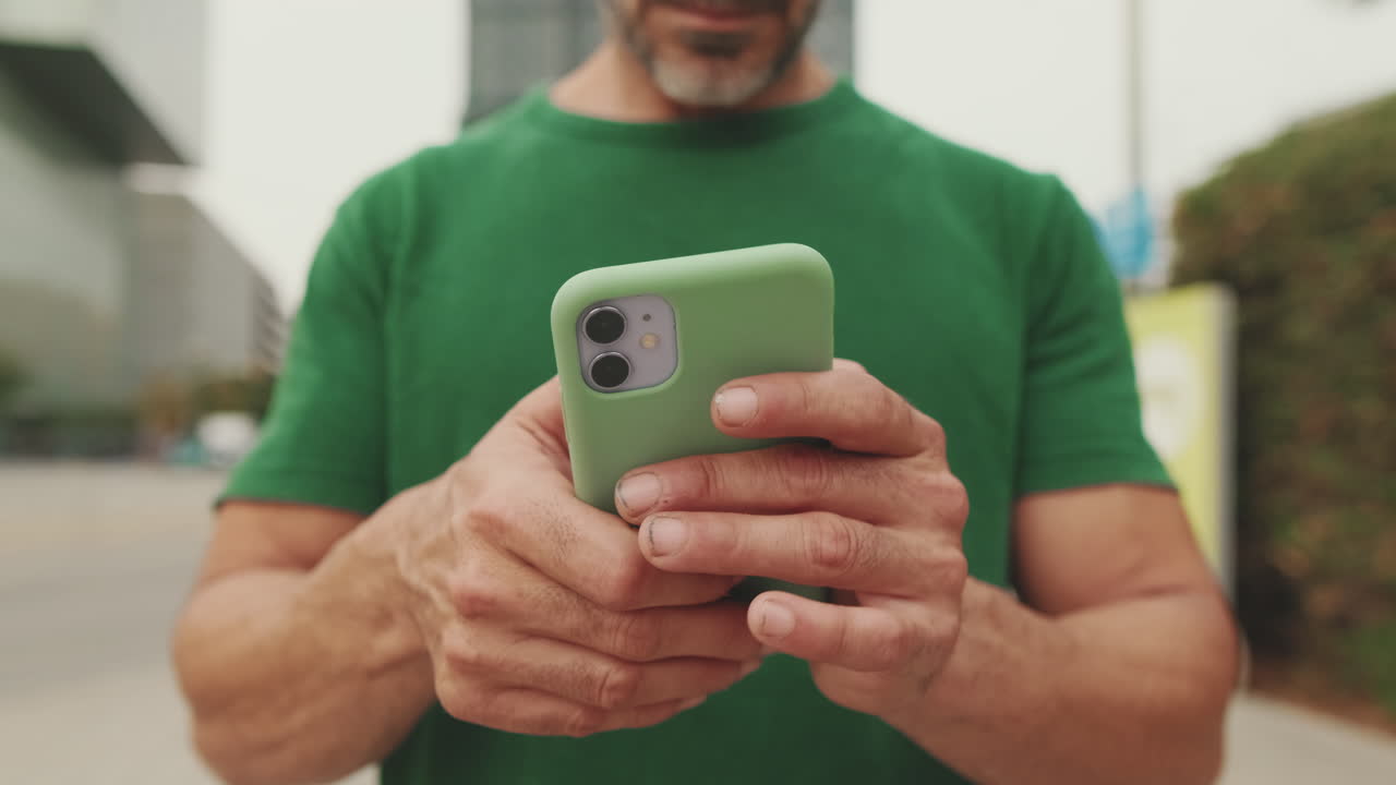 hombre usando un teléfono inteligente al aire libre