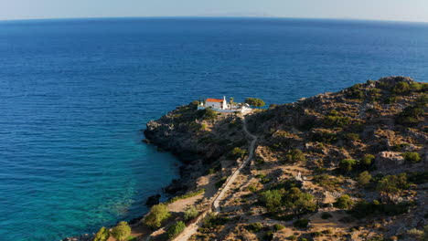 Pequeña-Iglesia-De-Sotiros-Christou-Cerca-De-Loutro,-Isla-De-Creta,-Grecia---Toma-Aérea-De-Drones