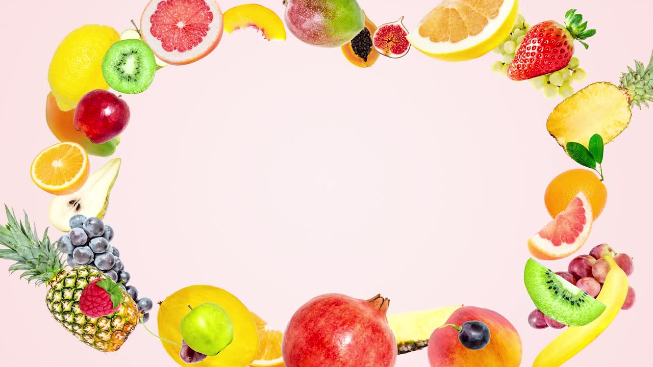 创意4K定格动画：在夏季粉色背景上，许多不同的热带水果从中心出现，瞬间定格后向不同方向散开。水果爆炸。