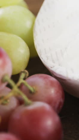 queso con aceitunas, nueces y uvas