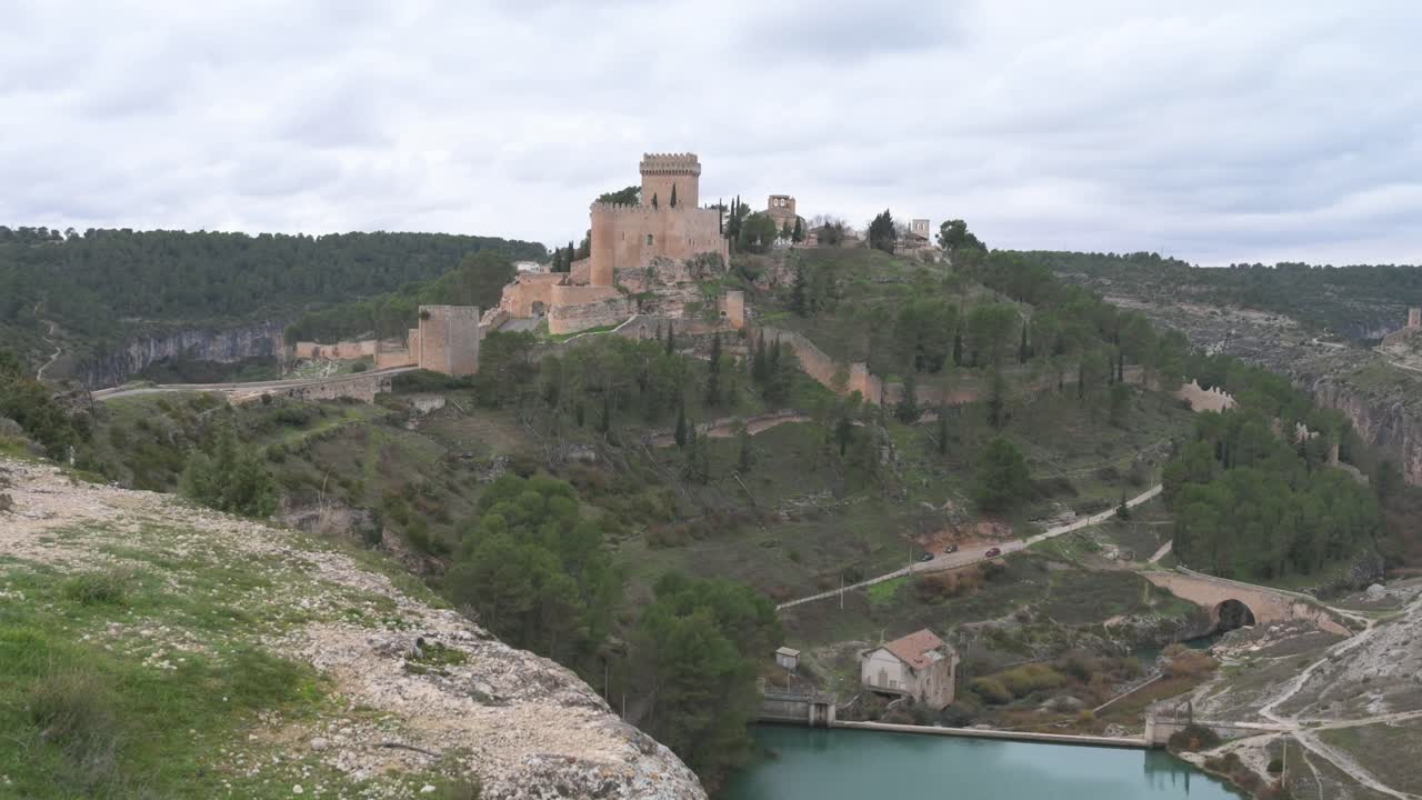 Vista panoramica della città storica di Alarcón circondata da fiume e paesaggio naturale a Cuenca, Spagna