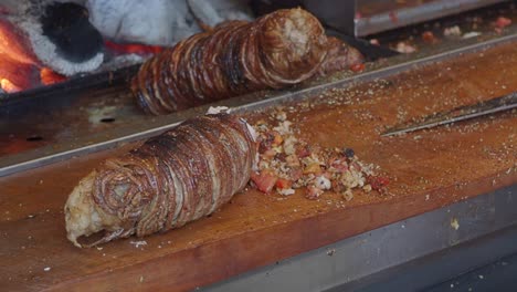 plato de cordero a la parrilla en una tabla de madera