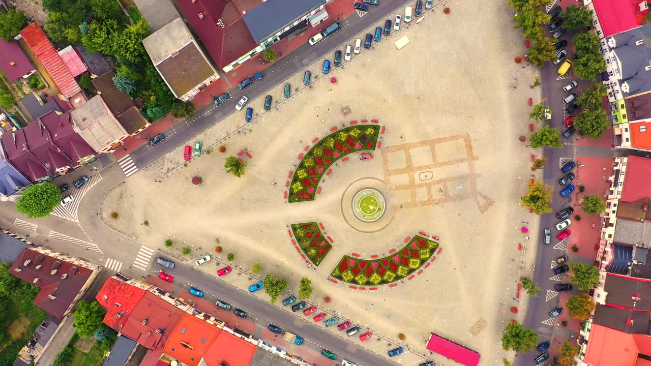 vista panorámica aérea superior del centro histórico de la ciudad vieja de lowicz con la plaza del mercado rynek, el antiguo ayuntamiento, el nuevo ayuntamiento, edificios coloridos con fachada multicolor y techos de tejas, polonia