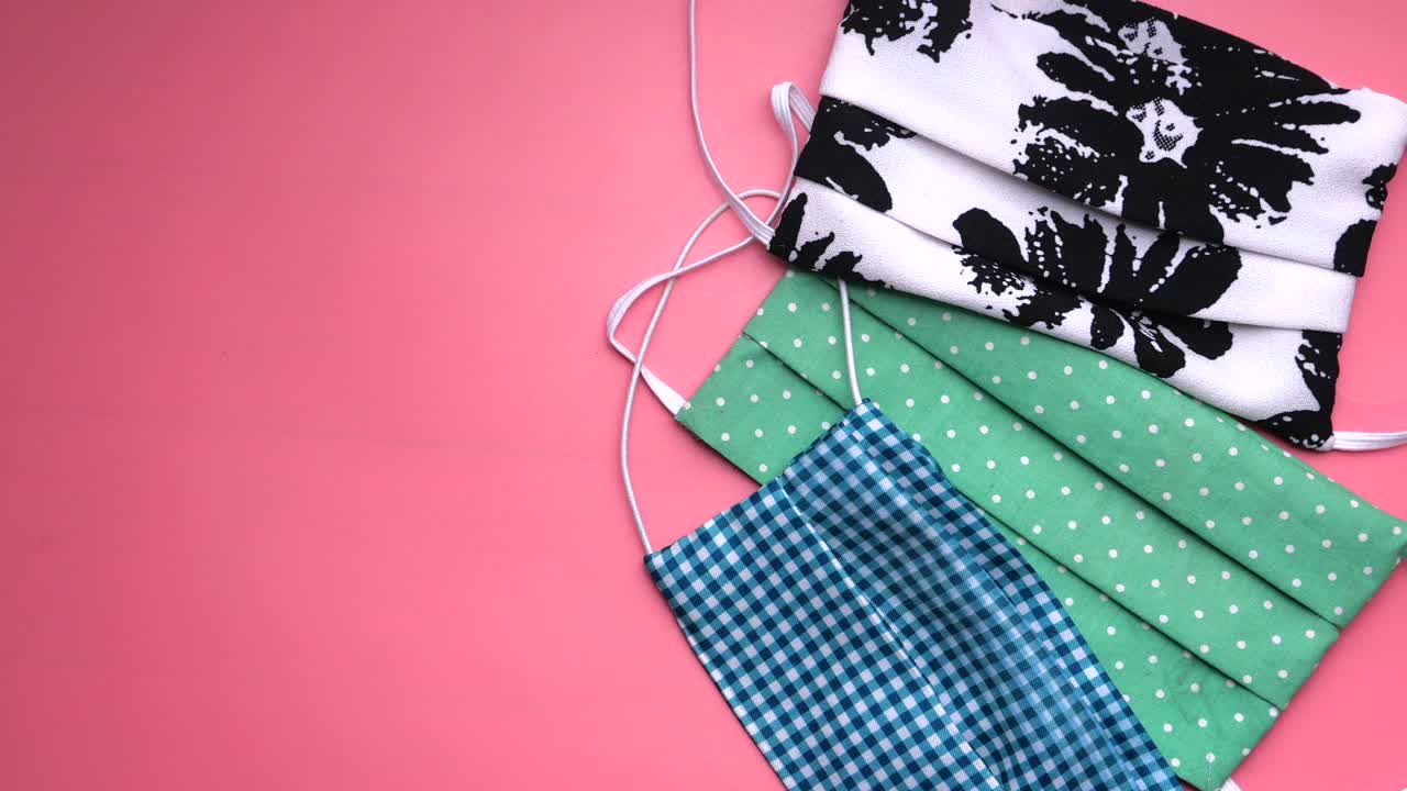 분홍색 배경에 다채로운 직물 마스크