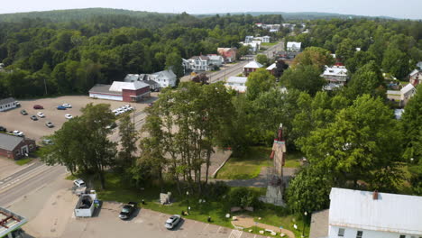 imágenes aéreas de skowhegan, centro de maine con estatua india en primer plano