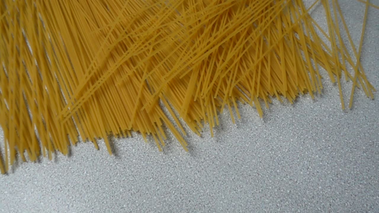 テーブルに落ちるスパゲッティ。スローモーション
