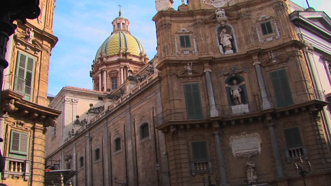 번잡한 거리에서 멀리 보이는 이탈리아 팔레르모의 로마 카톨릭 성당