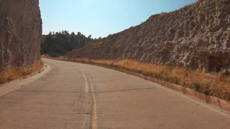 Ripresa in soggettiva 4K GoPro grandangolare durante la discesa della panoramica strada di vetta presso lo Scotts Bluff National Monument nel Nebraska occidentale. Ripresa da un veicolo in movimento