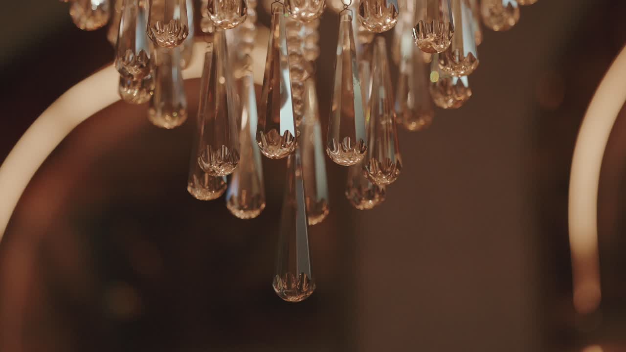 따뜻한 실내 조명에서 빛나는 우아한 크리스털 샹들리에 디테일