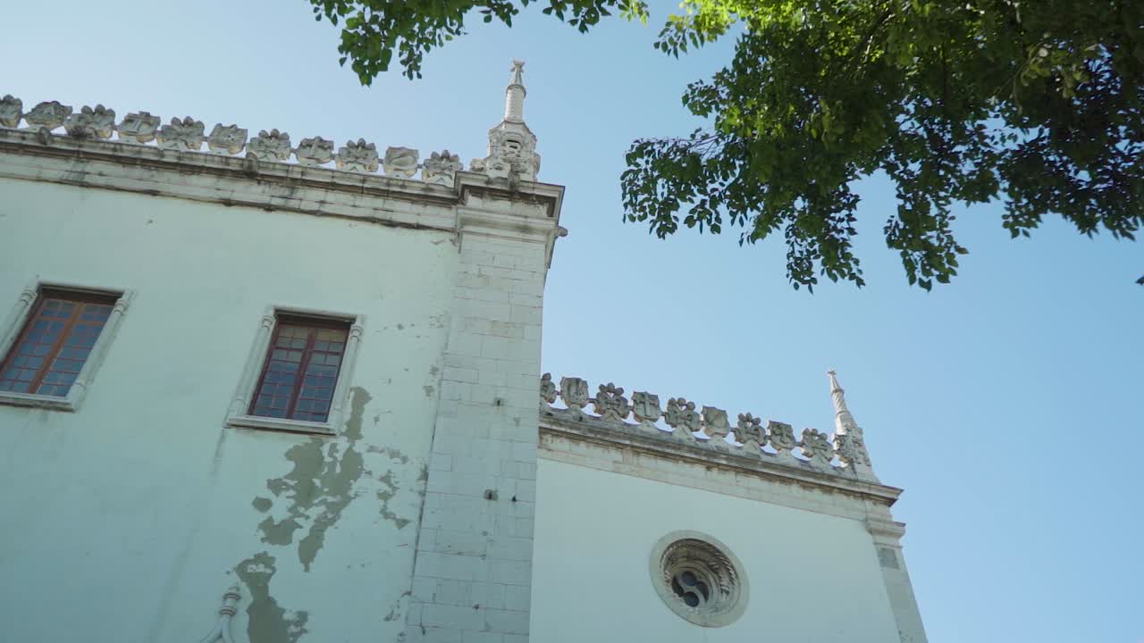 los azulejos del monasterio de lisboa, las murallas del museo, la fachada
