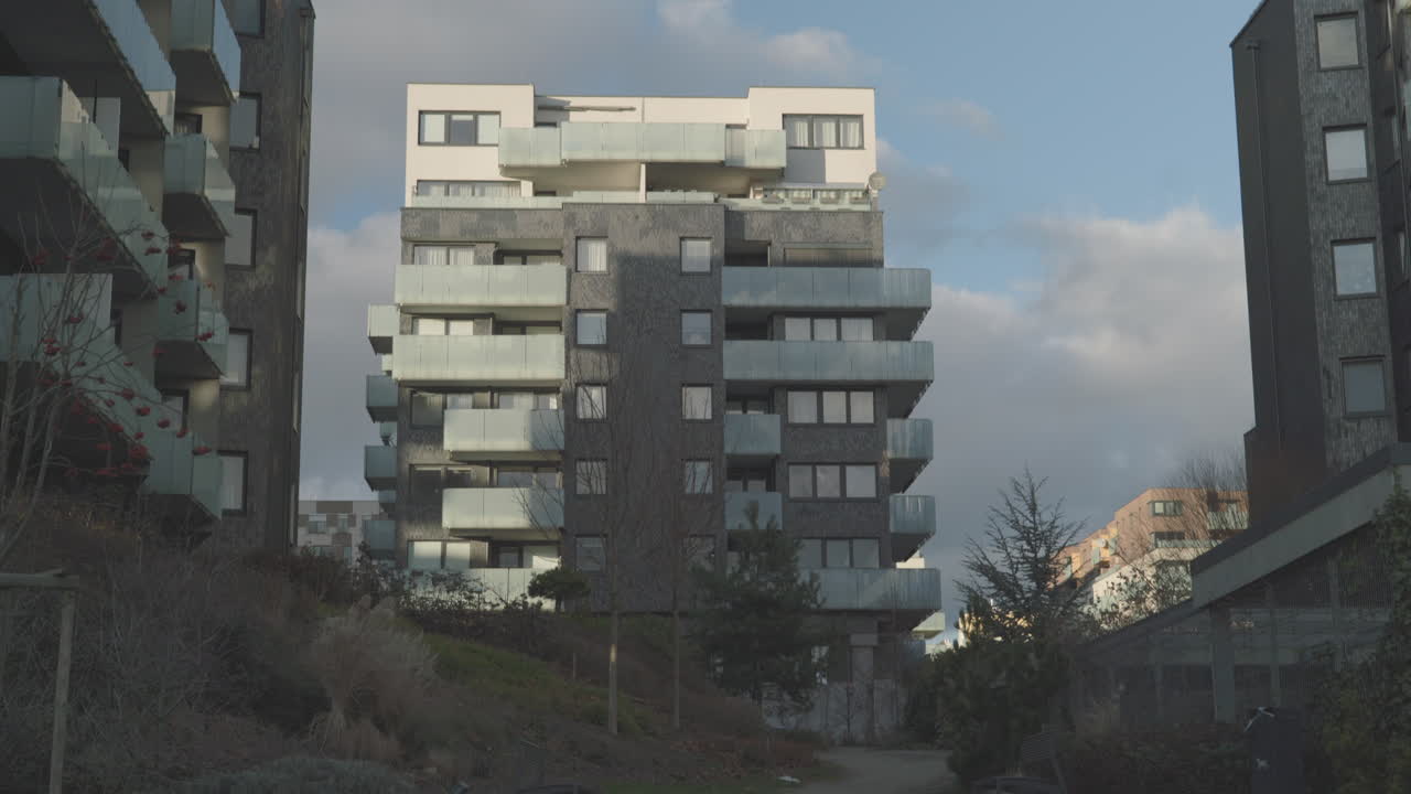 일몰 동안 고급 현대 아파트 단지 개발