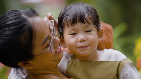 Asiatische-Familie-Im-Park