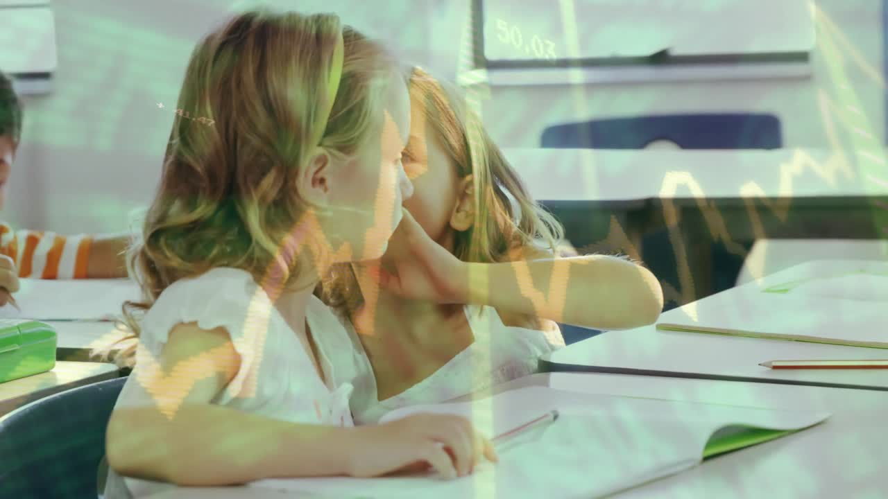 Due ragazze che sussurrano ai banchi di scuola, con icone animate a forma di matita che illustrano concetti educativi