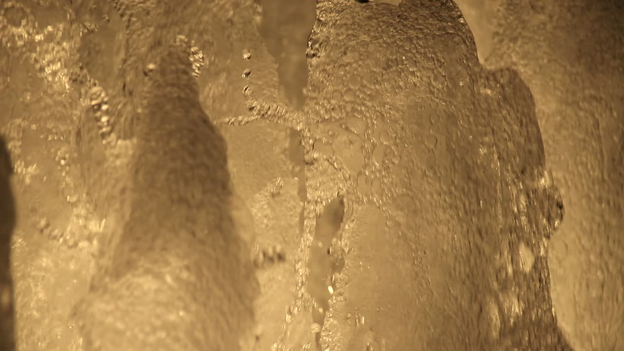 cerca de chorros de agua de una fuente