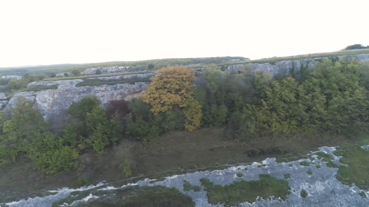 vista aérea del paisaje de montaña rocosa con bosque