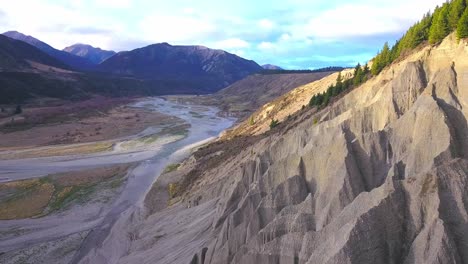 Eine-Beeindruckende-Luftperspektive-Zeigt-Einen-Erodierten,-Mit-Prächtigen-Zinnen-Geschmückten-Hügel-Entlang-Des-Malerischen-Hope-River-In-Den-Malerischen-Landschaften-Neuseelands