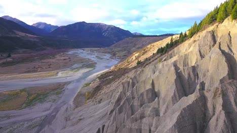 Una-Impresionante-Perspectiva-Aérea-Revela-Una-Ladera-Erosionada-Adornada-Con-Magníficos-Pináculos-A-Lo-Largo-Del-Pintoresco-Río-Esperanza-En-Los-Pintorescos-Paisajes-De-Nueva-Zelanda