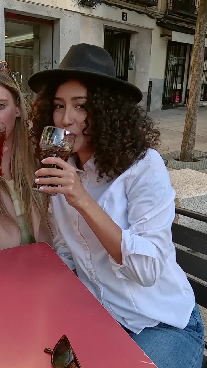 amigos disfrutando de bebidas al aire libre