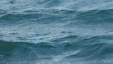 Una-Vista-Cercana-En-4k-De-Tranquilas-Olas-Del-Océano-Azul-Para-Tranquilidad-Y-Relajación