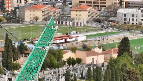 marcadores de medición en el brazo de una grúa de construcción, vista aérea