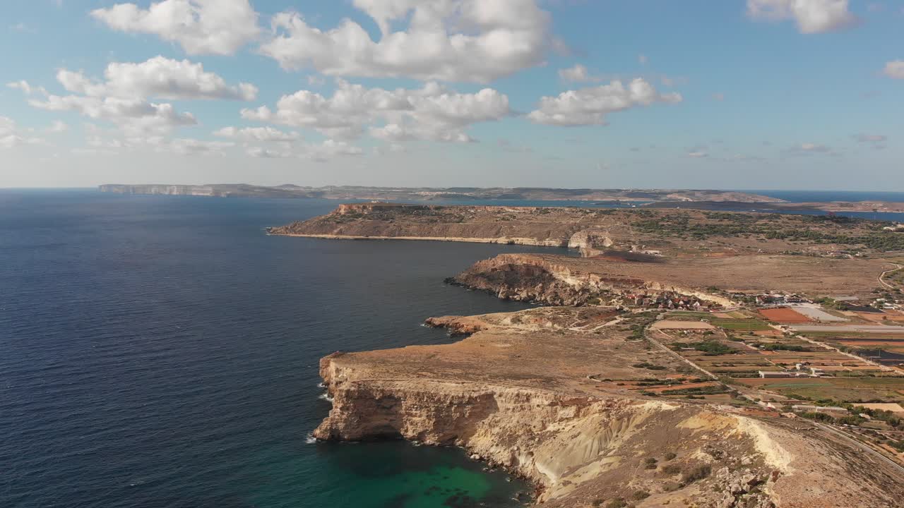 Video aereo con drone dal nord di Malta, vicino alla Torre di Ghajn Znuber.
