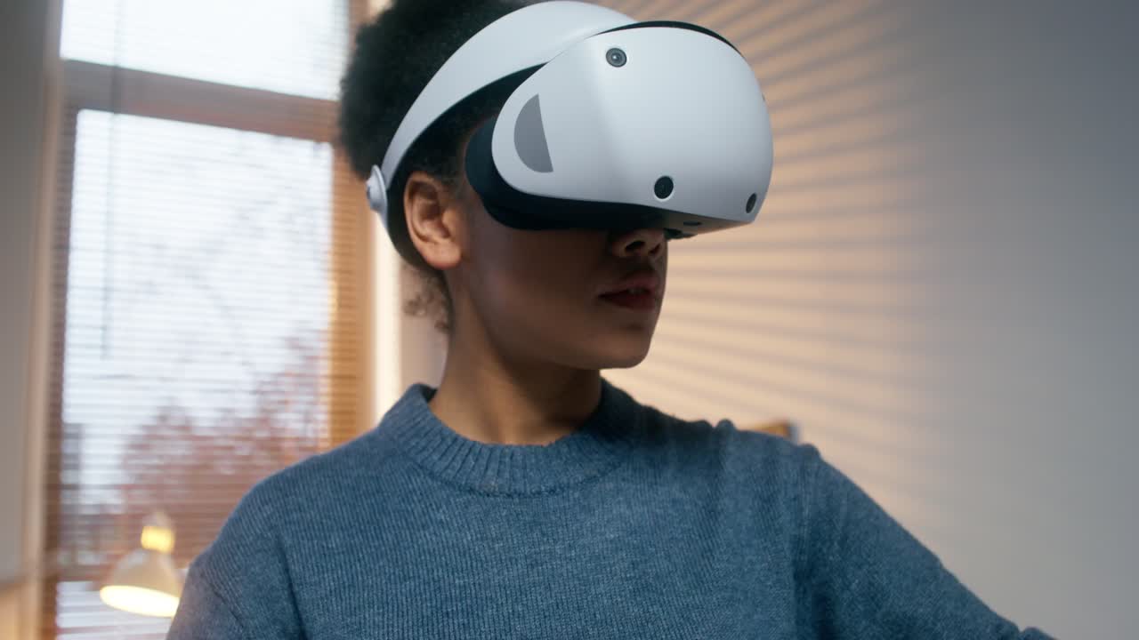 Kvinde oplever Virtual Reality