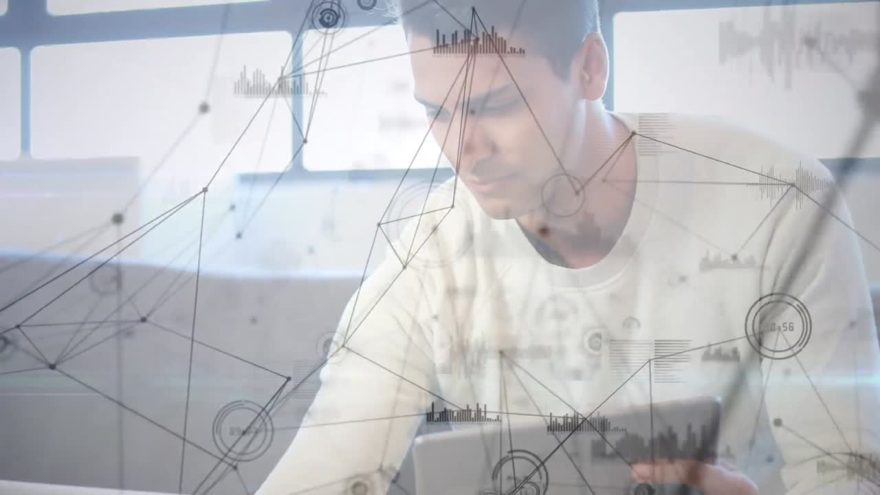 анимация сетей соединений через кавказского бизнесмена с помощью ноутбука и планшета