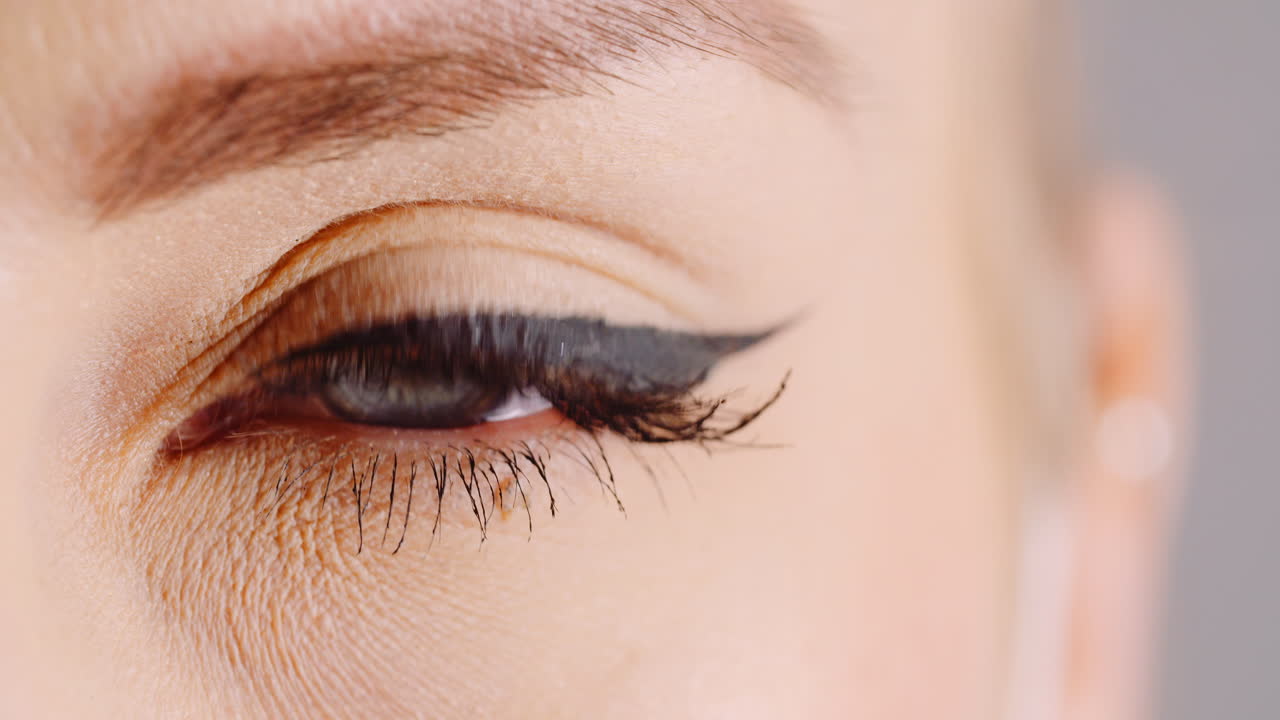 tiro macro de ojo azul apertura iris humano ojo de mujer