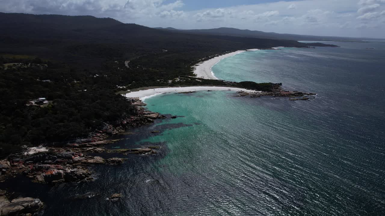 Binalong Bay, Jeanneret Beach in Tasmania, Australia - Scatto aereo