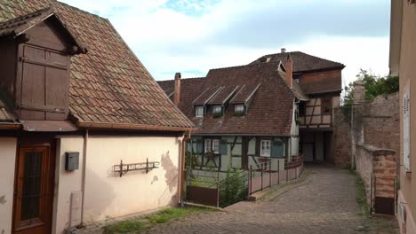 riquewihr sólo rezuma cuento de hadas en cada vuelta, y es difícil no encontrarse a sí mismo señalando a todo mientras camina por las calles