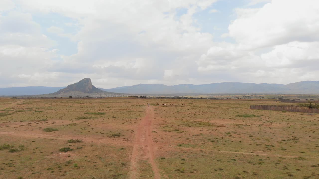 Viaggio in moto attraverso la terra Samburu-Maasai, Kenya