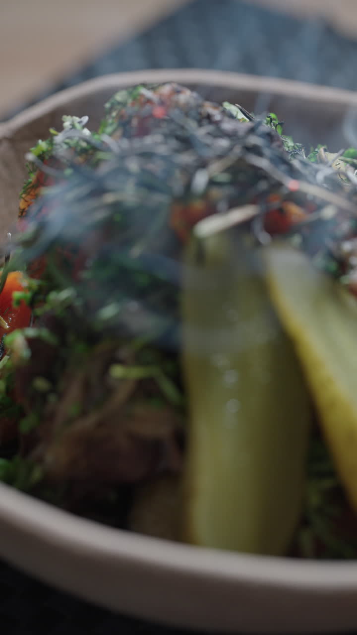 Nærbilde av en nydelig rett med forskjellige ingredienser