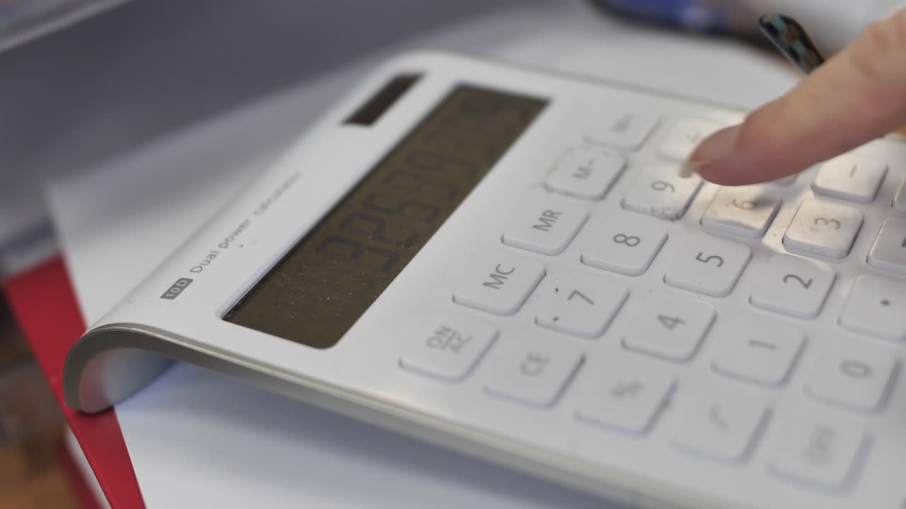 escribir con los dedos en la calculadora, herramienta de conteo de escritorio de oficina, analizar datos financieros