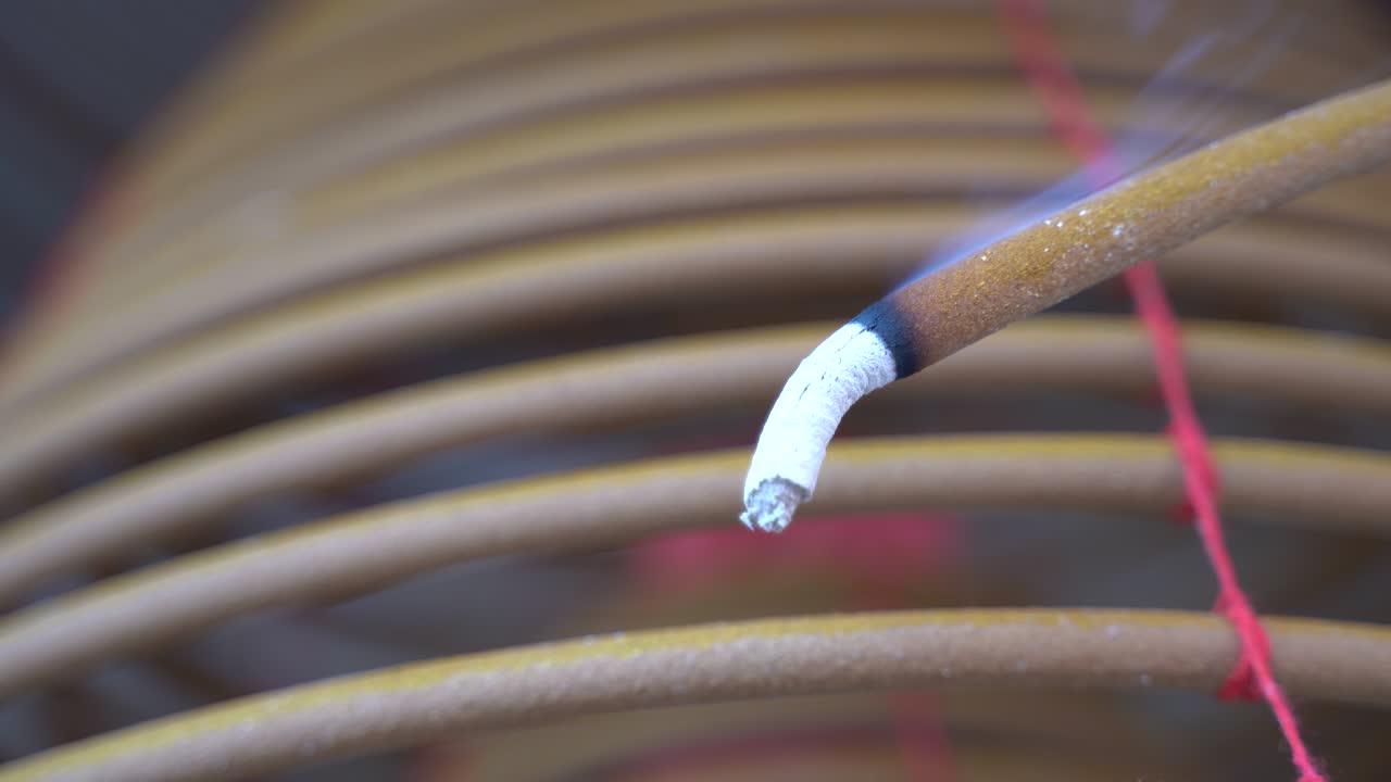 incienso de remolino quemado en el templo de macao