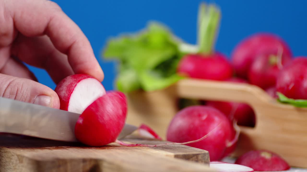 las manos de los hombres aplastaron el rábano en una tabla de cortar.