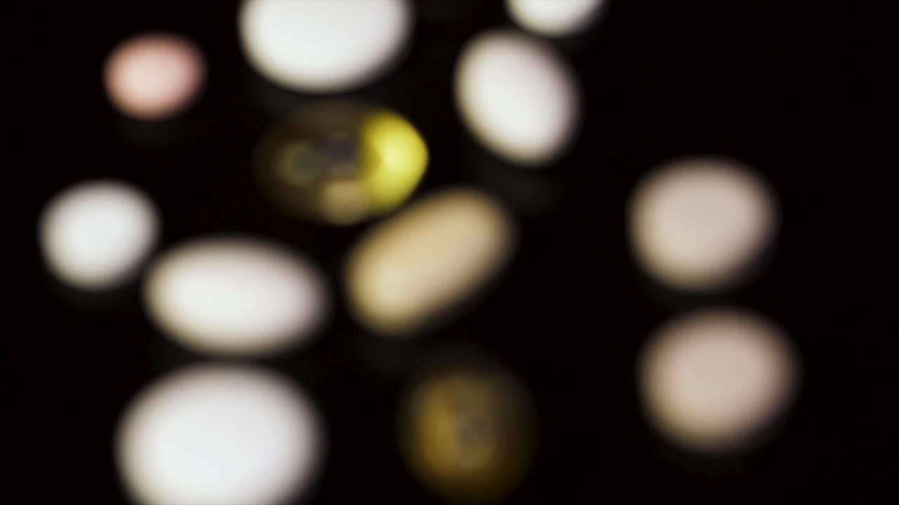 variedad de pastillas y cápsulas en una superficie negra