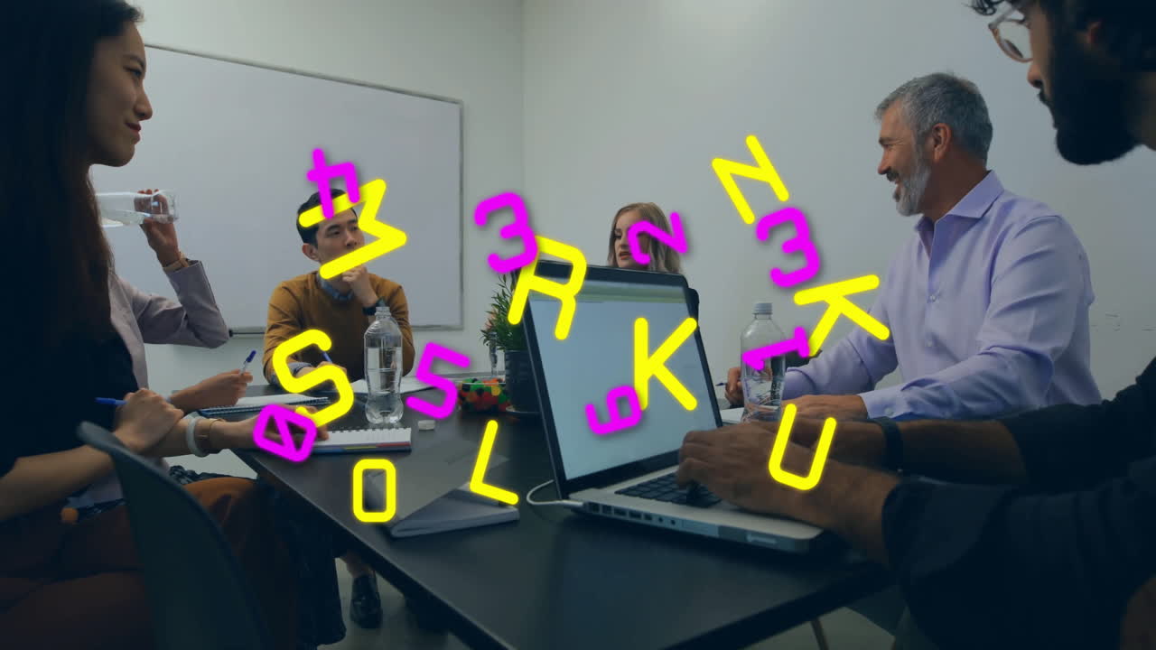 animación de números y letras sobre diversas personas de negocios en la oficina