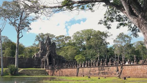 Puente-Histórico-En-Camboya---Entrada-A-Los-Templos