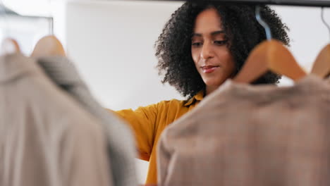 Elección-De-Moda,-Compras-Y-Mujer-Negra-Mirando