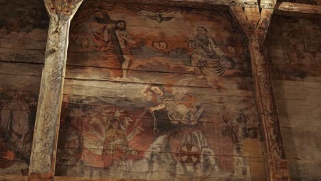 pintura antigua en una tabla de madera en una iglesia histórica medieval