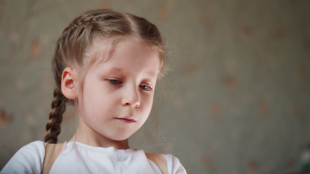 chica enfocada con corsé ortopédico toca el piano en casa