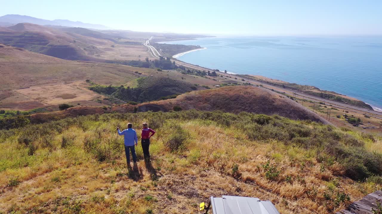 가비 오타 해안 태평양과 산타 바바라 카운티 캘리포니아 2의 웅장한 해안 전망에서 atv 옆에 서있는 은퇴 한 노인과 여성의 공중
