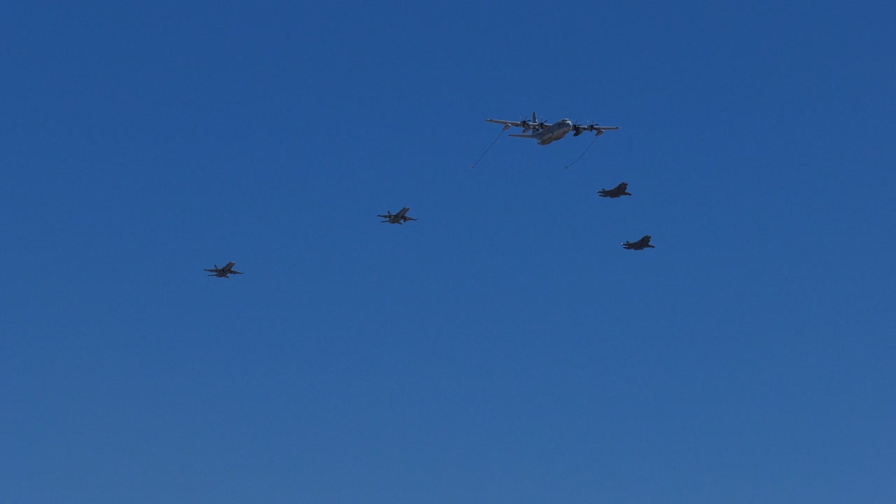 reabastecimiento aéreo de aviones militares - cielos