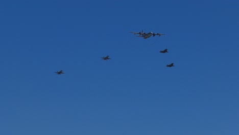 reabastecimiento aéreo de aviones militares - cielos