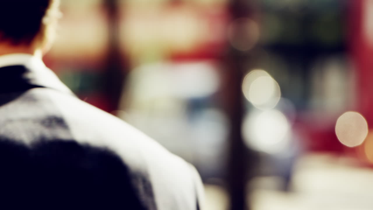 런던의 거리를  ⁇ 고 있는 익명의 사업가들의 군중 2014년 여름