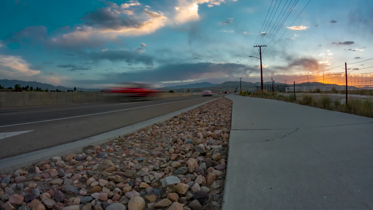 coches conduciendo hacia la puesta de sol en una carretera muy transitada al atardecer - lapso de tiempo estático