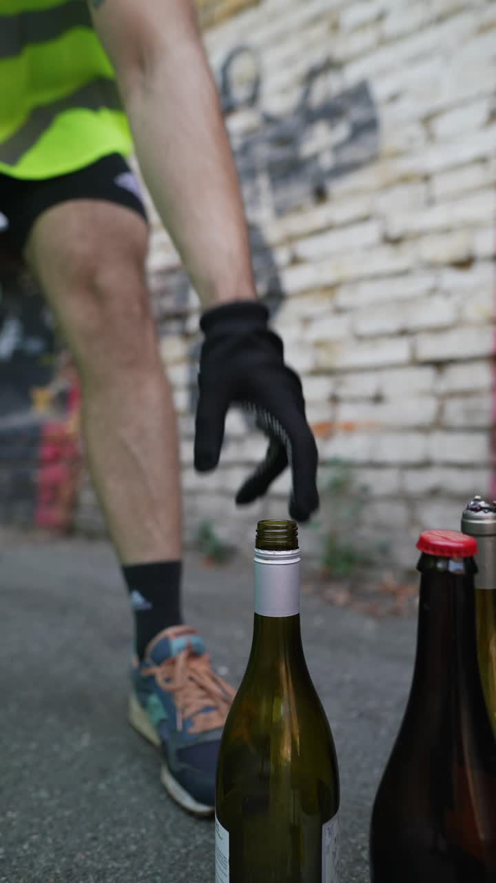 voluntario limpiando las calles