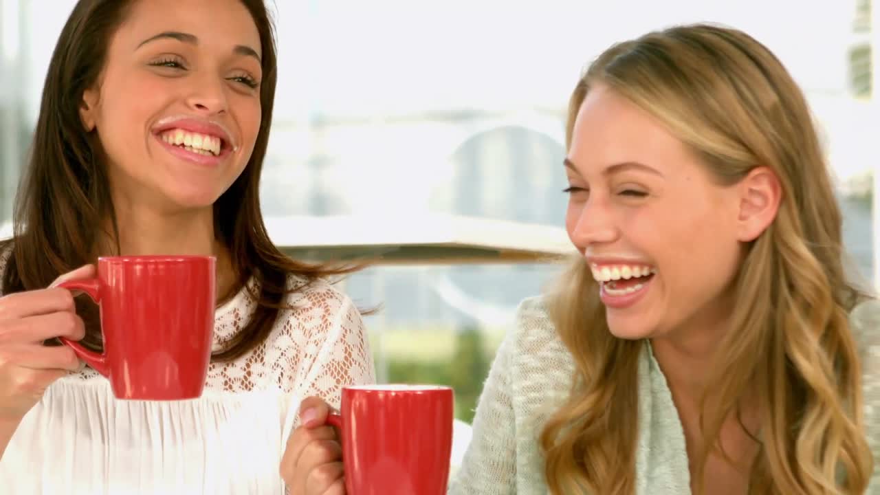 술을 마시고 웃는 예쁜 소녀들