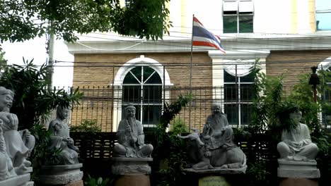 Mirando-Las-Hermosas-Estatuas-Del-Templo-En-El-Templo-De-Bangkok