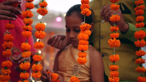los padres jóvenes con la hija celebran decoran para el festival de diwali